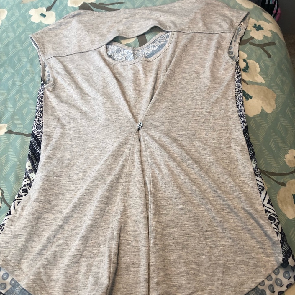 6 FOR $10 Maurice’s size xs top open back - Picture 4 of 5